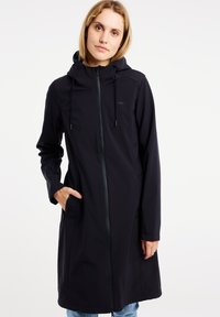 Giacca lunga nera con cappuccio realizzata in materiale leggero, dotata di zip frontale e tasche laterali; texture liscia con branding minimale.
