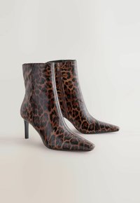Leopard print ankle boots made of smooth leather, featuring pointed toes, a high heel, and a side zipper closure for easy wear.