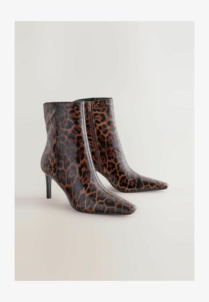 Leopard print ankle boots made of smooth leather, featuring pointed toes, a high heel, and a side zipper closure for easy wear.