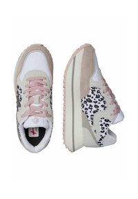 Sneaker mit einer Mischung aus weißen, grauen und pinken Materialien, mit einem Seitenpanel im Leopardenmuster und strukturierten Schnürsenkeln. Dicke Gummisohle mit Traktion.