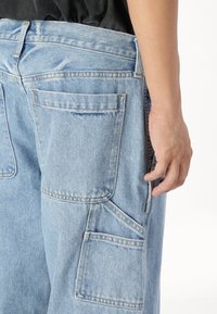 Abercrombie & Fitch ULTRA BAGGY MID LIGHT PAINTER - Baggy džíny - medium