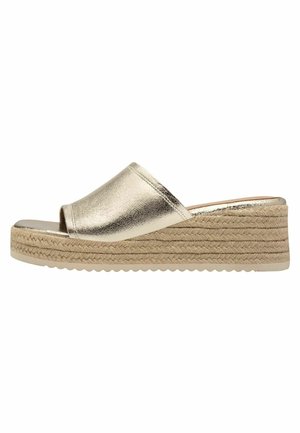 Sandale à glissière en or métallique avec un bout ouvert, plateforme en jute tressé et semelle texturée. Présente un dessus lisse et un design décontracté.
