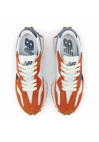Zapatillas blancas y naranjas con un revestimiento de ante texturizado, cordones blancos y un acento azul; con una suela acolchada y el logo en la lengüeta.