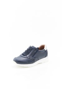 Scarpa sportiva blu navy in pelle testurizzata, con punta tonda, accentuazione bianca sul tallone e lacci. Presenta una cerniera laterale per una facile calzata.