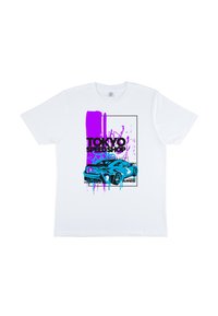 Hvid bomulds T-shirt med et blåt bilgrafik, lilla malingssprøjt og teksten "TOKYO SPEED SHOP" i sort.