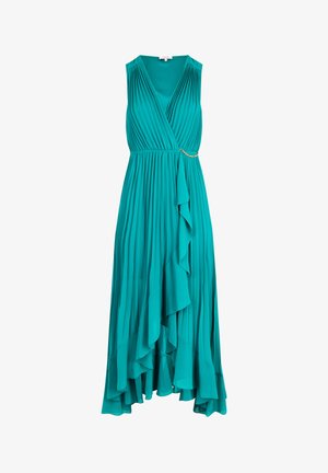 Robe sans manches teal avec un design plissé, décolleté en V, taille cintrée, volants en cascade et accent en chaîne dorée. Silhouette fluide avec une variation de l'ourlet.