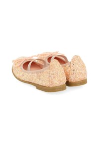 Bailarinas rosas brillantes con punta redondeada, correas elásticas y superficie texturizada. Suela de goma y detalles decorativos de cinta.