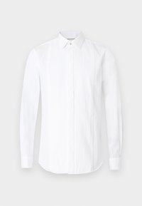 Hosszú ujjú fehér ing, redős elülső résszel, szabványos gallérral és egygombos mandzsettával. Simább textúra, testre szabott fazon.