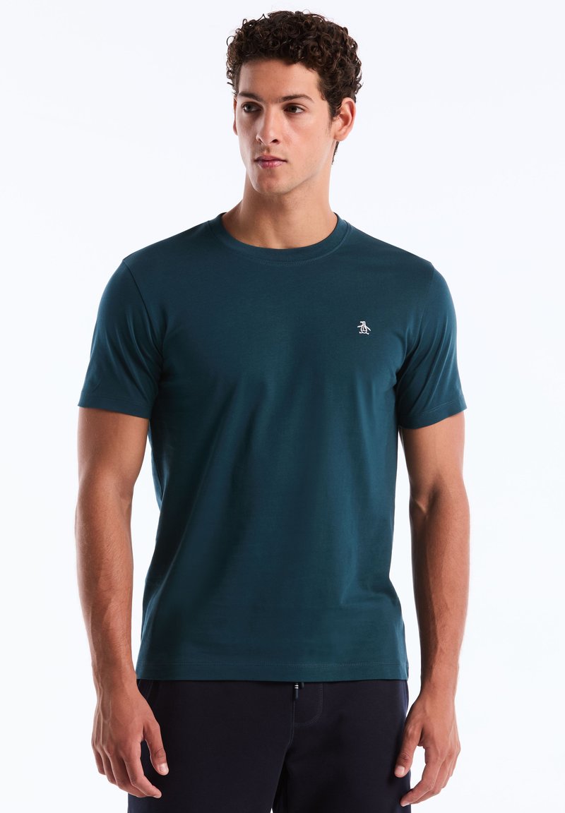 Korte mouwen donkerblauwgroene katoenen t-shirt met een ronde hals en een klein geborduurd logo op de linkerborst. Soepele textuur en aansluitende pasvorm.