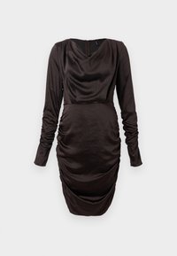 Rochie lungă din satin maro, cu mâneci lungi, decolteu drapat și detalii strânse pe lateral, având o siluetă ajustată și închidere cu fermoar pe spate.