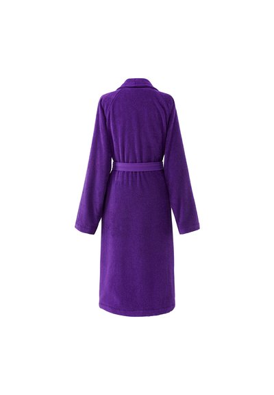 Peignoir violet en tissu doux et texturé. Comprend des manches longues, un col et une ceinture assortie à la taille.