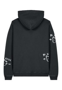 Juodas kapučinas su baltu grafiniu tekstu ir iliustracijomis ant abiejų rankovių. Pagamintas iš minkštos medžiagos, turi laisvą siluetą.