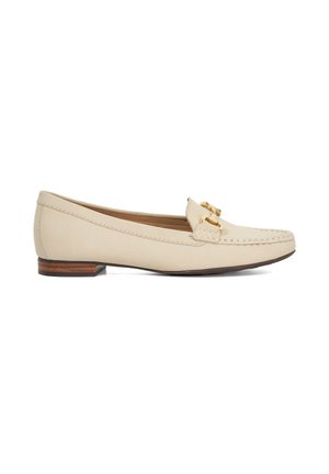 Beige leren loafers met een gestikt ontwerp, gouden hardwareaccenten en een lage houten hak. Gladde textuur en eenvoudige silhoutte.