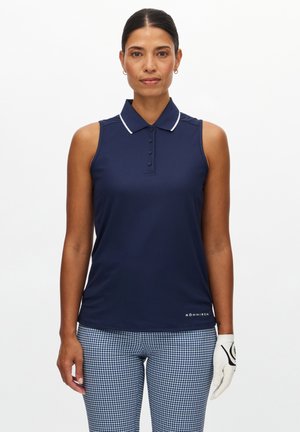 Dunkelblaues ärmelloses Poloshirt mit weißem Kragen und Knopfleiste, aus glattem Stoff, kombiniert mit blauen karrierten Hosen und einem weißen Golfhandschuh.