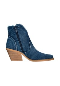 Botines de denim con punta afilada, bordes deshilachados, cremallera lateral y un tacón de madera apilada en color marrón. Textura de denim azul intenso.