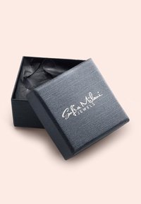 Scatola per gioielli nera con finitura satinata, parzialmente aperta, con carta velina nera spiegazzata e "Sofia Milani JEWELS" impresso in bianco.