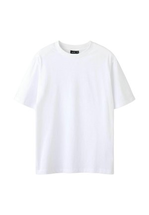 En enfärgad vit T-shirt med kort ärm och rund halsringning i bomull, med en svart etikett inuti kragen.