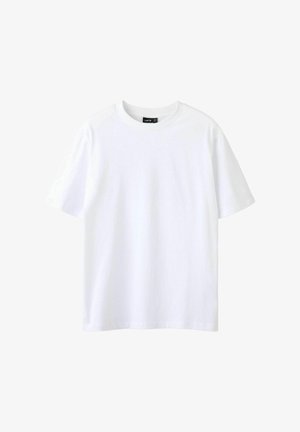 Schlichtes weißes T-Shirt mit kurzen Ärmeln und Rundhalsausschnitt aus Baumwolle, mit einem schwarzen Etikett im Kragen.