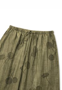 Jupe verte légère avec une taille élastique et un cordon de serrage, ornée d'un motif floral et d'une finition texturée.