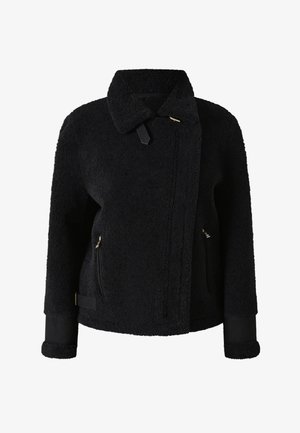 Schwarze Fleecejacke mit hohem Kragen, strukturiertem Außenmaterial, seitlichen Reißverschlusstaschen und Lederakzenten an den Ärmeln sowie den Taschenreißverschlüssen.