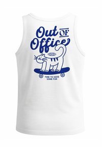 Weißes ärmelloses Tank-Top mit einem blauen Grafikdruck eines Katers auf einem Skateboard und dem Text "Außer Haus" und "Zeit, Spaß zu haben."