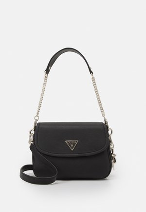 Zwarte Guess crossbodytas van gestructureerd leer, met flapsluiting, zilveren kettinkje als handvat, verstelbare leren schouderriem en driehoekig metalen logo aan de voorkant.