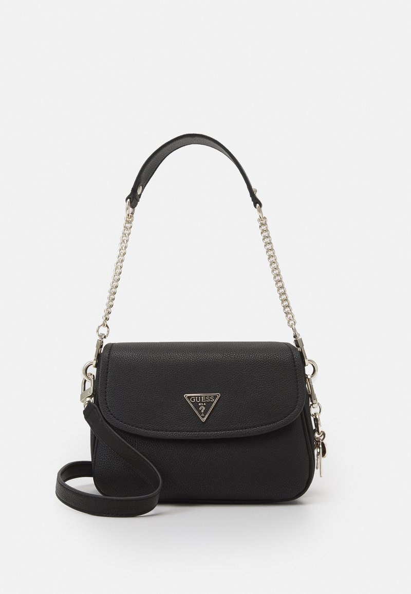 Sac bandoulière Guess noir en cuir texturé, fermeture à rabat, poignée chaîne argentée, bandoulière en cuir réglable, et logo métallique triangulaire sur le devant.