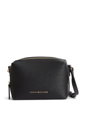 Черна текстурирана кожена чантичка Tommy Hilfiger с тяло с златен цип и лого, регулируема презрамка, правоъгълна форма.