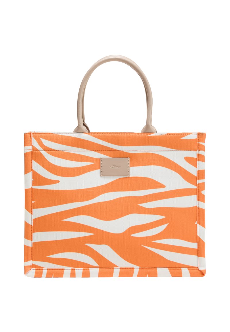 Orange-weiße gestreifte Tragetasche mit rechteckiger Form, aus Stoffmaterial und beigen Griffen. Auf der Vorderseite ist ein Logo-Patch angebracht.