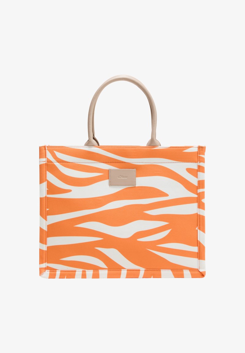 Orange-weiße gestreifte Tragetasche mit rechteckiger Form, aus Stoffmaterial und beigen Griffen. Auf der Vorderseite ist ein Logo-Patch angebracht.