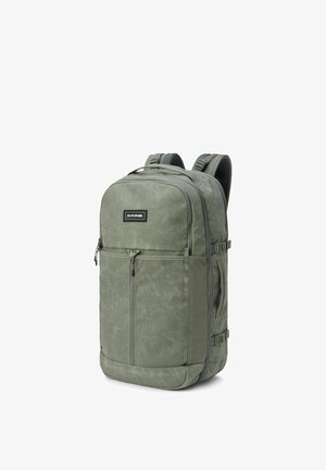 Olijfgroene Dakine-rugzak met meerdere vakken, gevoerde schouderriemen, zijklemriemen en een voorvak met ritssluiting.