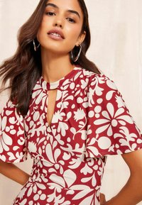 Friends Like These REGULAR FIT - ITY KEYHOLE FLUTTER SHORT SLEEVE PRINTED   - Freizeitkleid - red