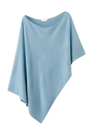 Poncho asymétrique bleu clair doux avec un large col, tissu drapé et une finition lisse légèrement texturée.