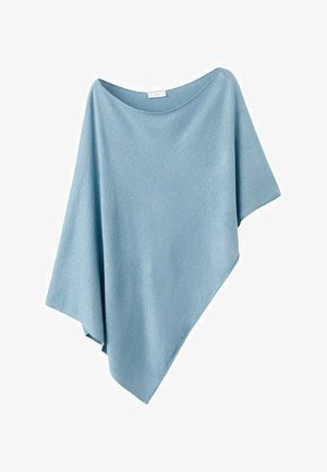 Mäkký svetlomodrý asymetrický pončo so širokým výstrihom, závesnou látkou a hladkým, mierne textúrovaným povrchom.