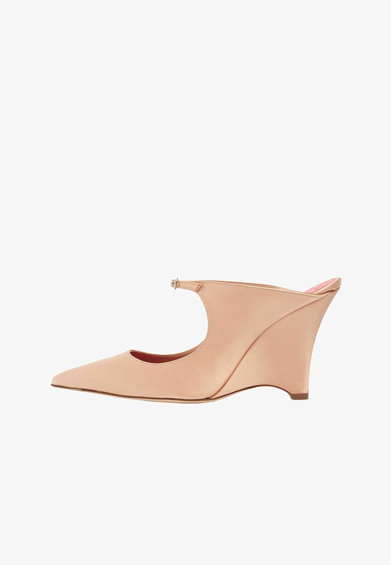 Cipele na klinasti potplat u svijetlo ružičastom saten, s istaknutim špicastim nosom i izrezanim detaljem sa strane, te remenčićem oko anklet. Glatka tekstura i elegantan silueta.