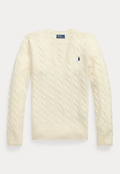 Pull col V en maille torsadée crème, manches longues et petit logo Polo Ralph Lauren brodé bleu marine sur la poitrine.