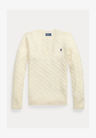Krémový sveter s vrúbkovaným vzorom, výstrihom do V, dlhými rukávmi a malým vyšívaným tmavomodrým logom Polo Ralph Lauren na hrudi.