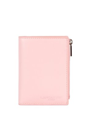 Portefeuille en cuir rose avec une texture lisse, fermeture zippée et logo en relief en bas. Forme carrée avec des bords nets.