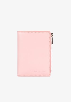 Portefeuille en cuir rose avec une texture lisse, fermeture zippée et logo en relief en bas. Forme carrée avec des bords nets.