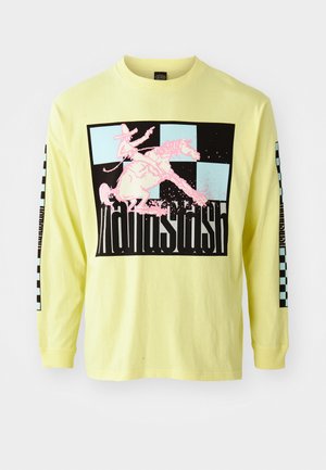T-shirt en coton à manches longues, de couleur jaune vif, avec un grand graphisme noir représentant un cowboy rose sur un cheval et des motifs en damier sur les manches.