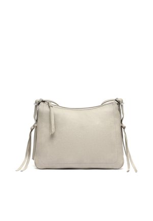 Béžová kožená taška cez rameno so zipsovým zatváraním a nastaviteľným popruhom, s detailmi strapcov na oboch stranách.