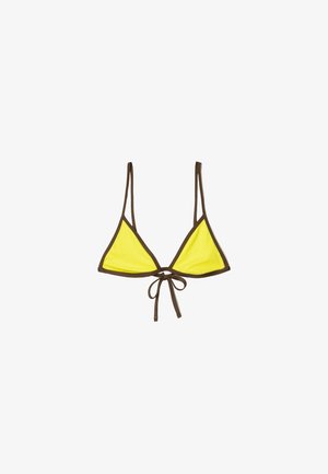 Haut de bikini jaune avec une texture côtelée, des bonnets triangulaires, des bordures brunes et un nœud ajustable à l'arrière. Design simple avec des bretelles fines.
