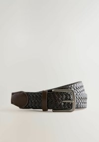 Cinturón trenzado de cuero marrón oscuro enrollado, con hebilla rectangular de metal y presilla de cuero, sobre un fondo claro.