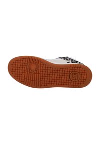 Gummisohle von Sneakers mit einem orange-braunen Boden, der ein strukturiertes Muster und runde Akzente aufweist. Schwarz-weißes Design an den Seiten.