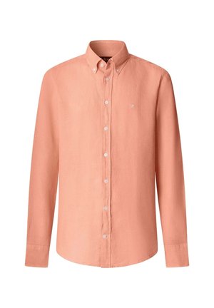 Košeľa s dlhým rukávom v broskyňovej farbe, zapínaná na gombíky, s golierom na zapínanie a malým vyšívaným logom na ľavej strane hrudníka.