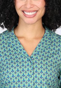 Hemd mit Knopfleiste in einem grünen und blauen Wellenmuster mit roten floralen Akzenten. kurzer Kragen, Baumwollstoff und eine strukturierte Passform.