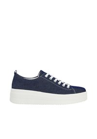Denim-Sneaker mit einem dunkelblauen Obermaterial, weißen Schnürsenkeln und einer dicken weißen Sohle mit einer strukturierten Unterseite. Klassisches rundes Zehendesign.