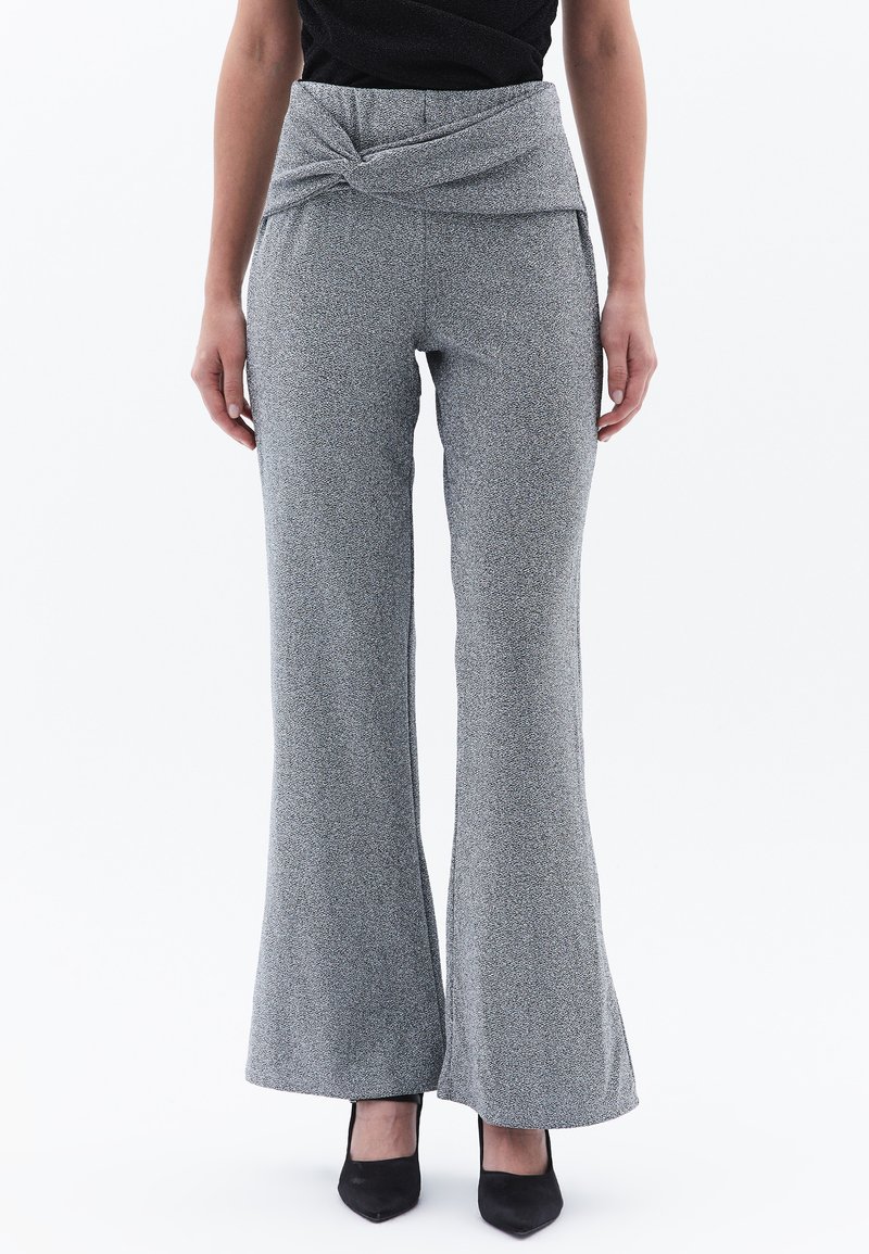 Grijze flared broek met een gedraaide taillebanddetail, gemaakt van een tonige stof, met een subtiel patroon en een lichte glans.