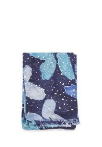 Sciarpa in tessuto blu caratterizzata da uno sfondo blu scuro con forme di foglie azzurre chiare e pois bianchi, rifinita con bordi sfilacciati.
