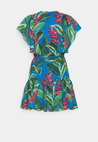 Blomstret kjole med korte flutter-ærmer, med en livlig blå baggrund, tropiske blade og røde blomster. Lagdelt flæsekant.